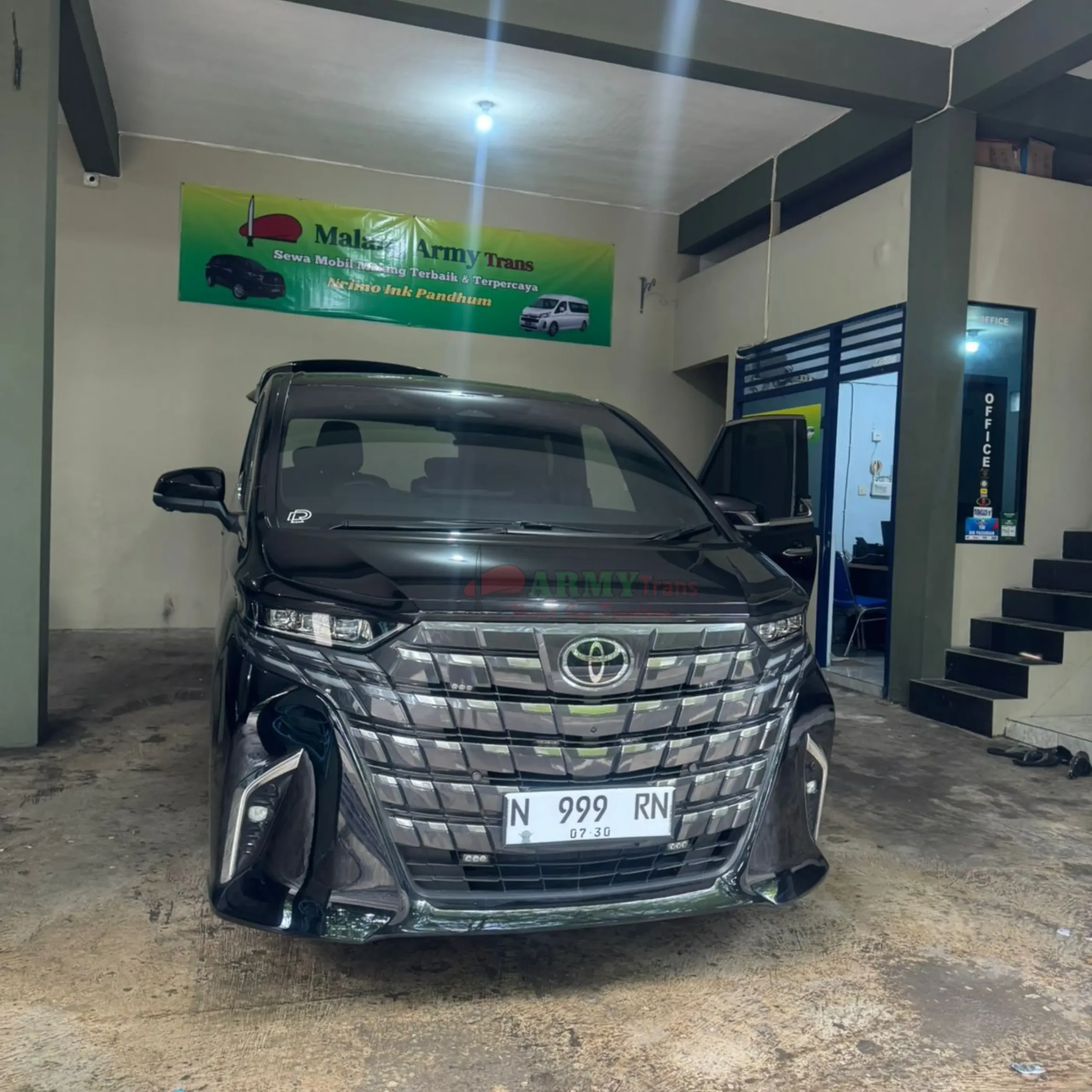 Sewa Alphard Hybrid V Malang