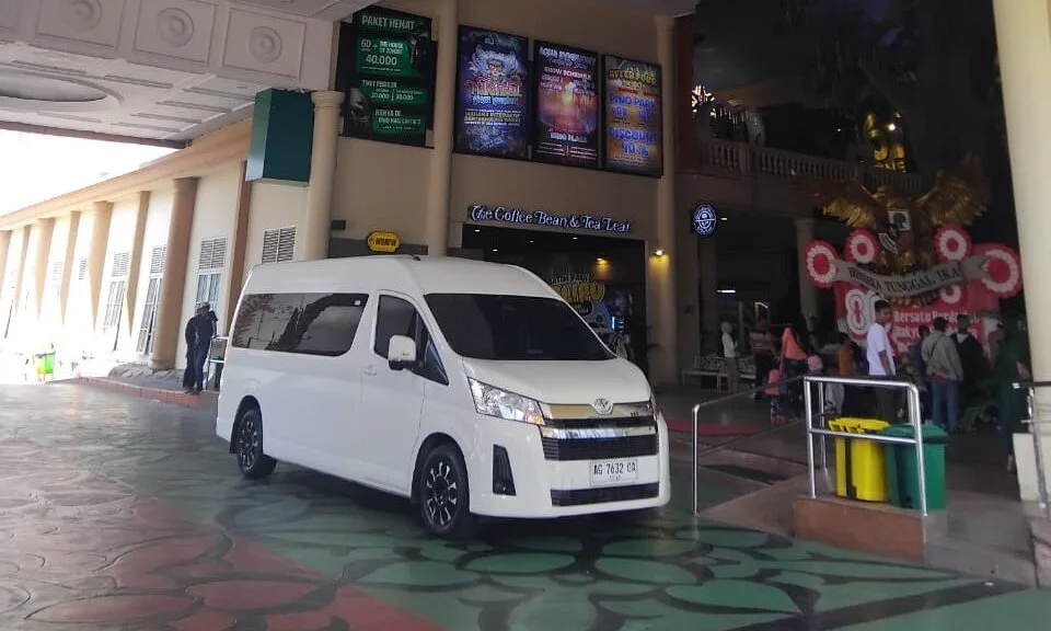 Sewa HiAce Premio untuk Lebaran