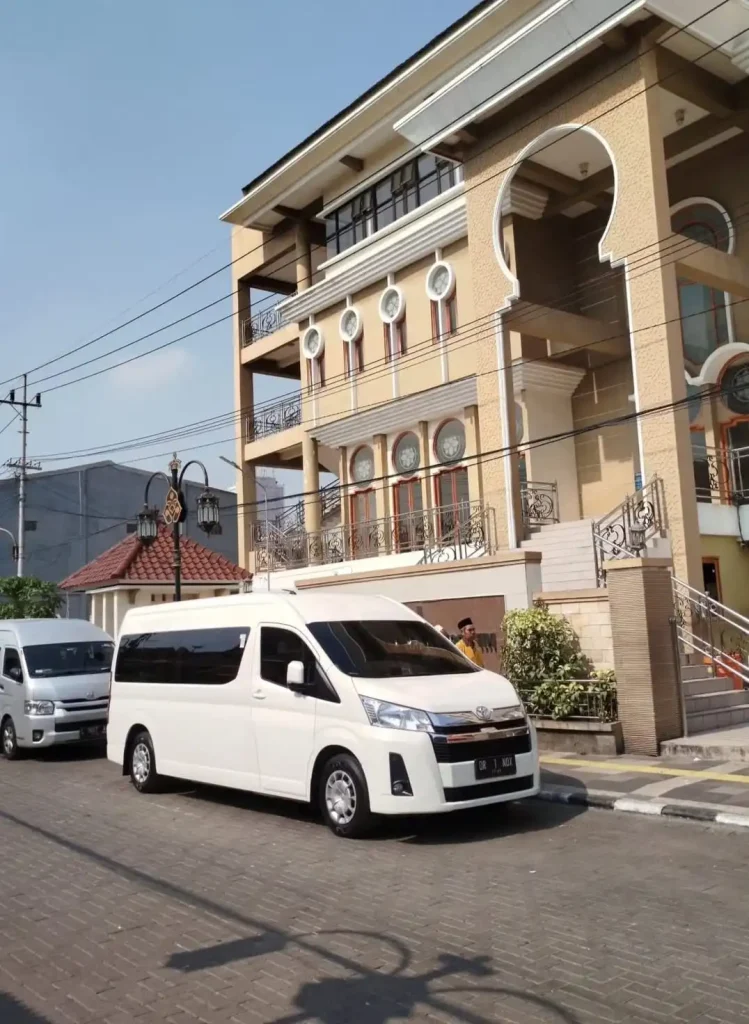 Perbandingan Hiace vs Elf