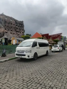 Fasilitas Sewa Hiace Commuter