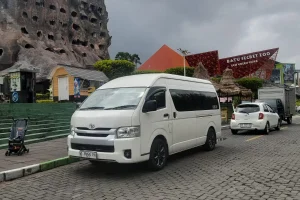 Sewa Hiace Commuter untuk Wisata
