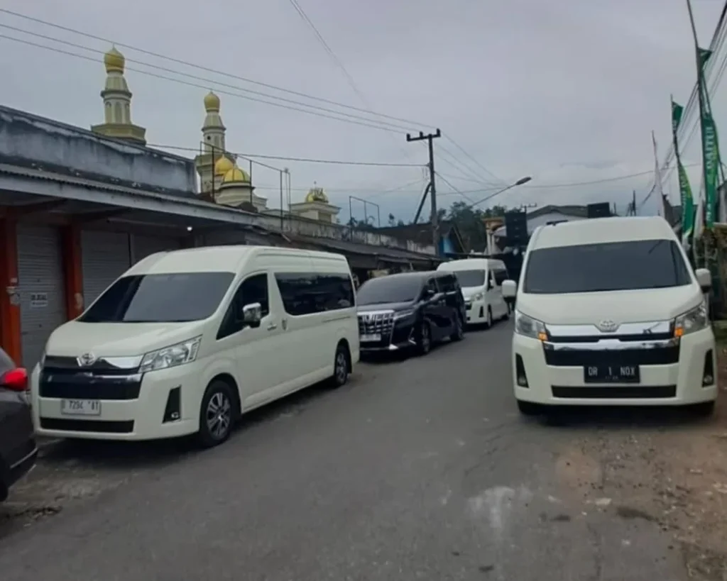 Sewa Hiace Premio untuk Ziarah Wali