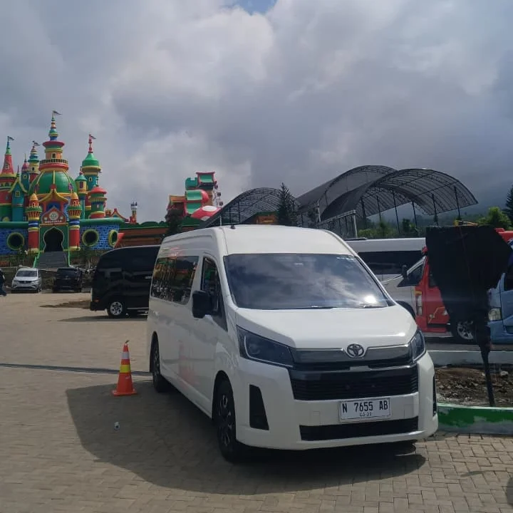 Sewa Hiace Premio Untuk Wisata