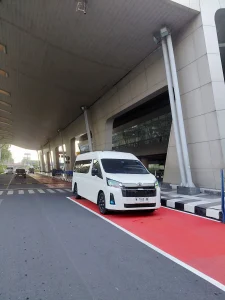 Sewa Hiace Premio untuk Acara Kantor