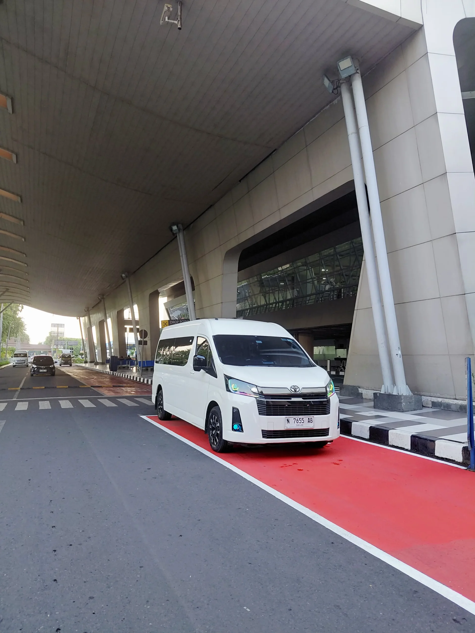 Sewa Hiace Premio untuk Acara Kantor